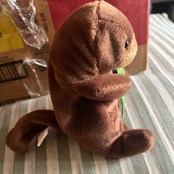 NWT Ty Brown Plush Otter with Green Leaf - Picture 2 of 7